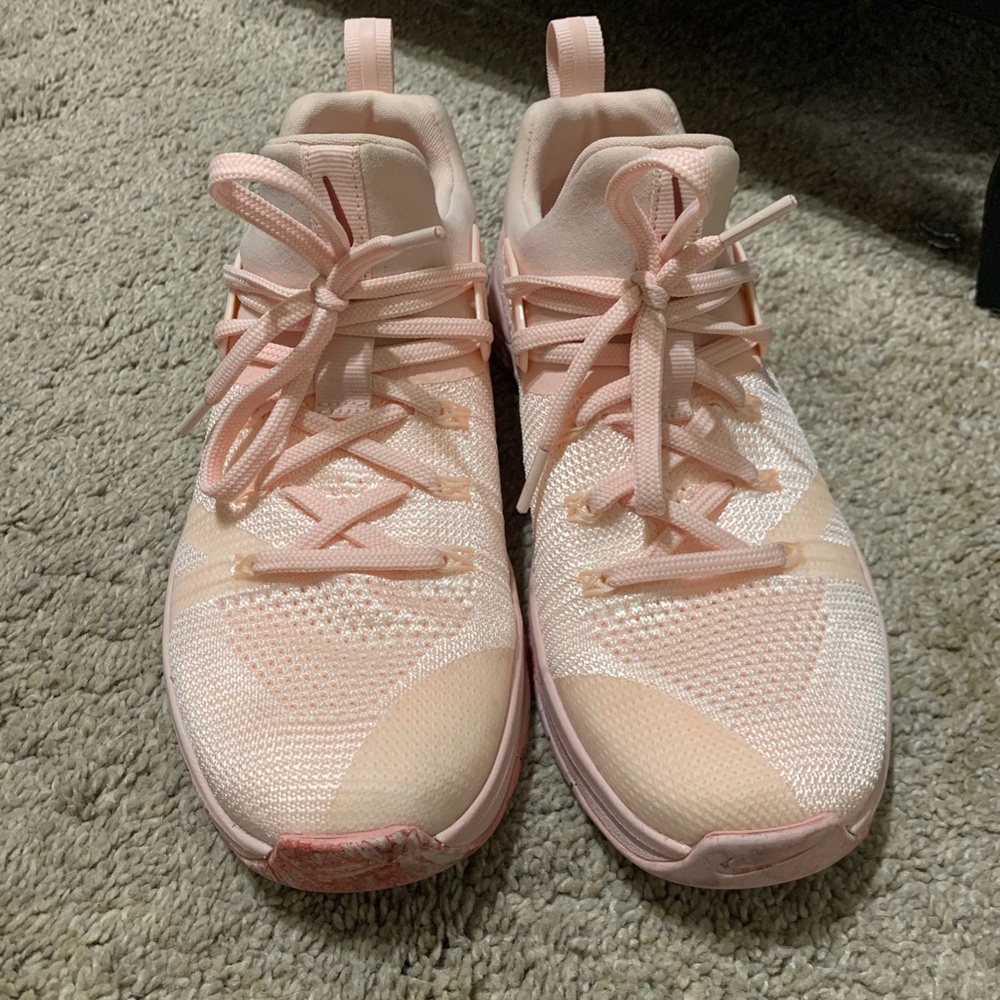 Metcon Nike pink tennis shoes